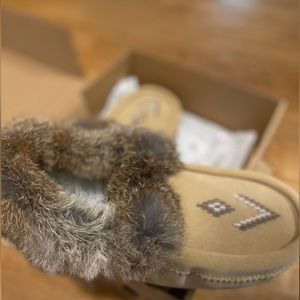 Manitobah Mukluk moccasins, New, Mens, size 10, never worn, suede and rabbit fur